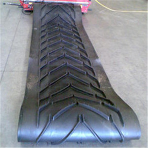 chevron patterned conveyor belt with V-shape